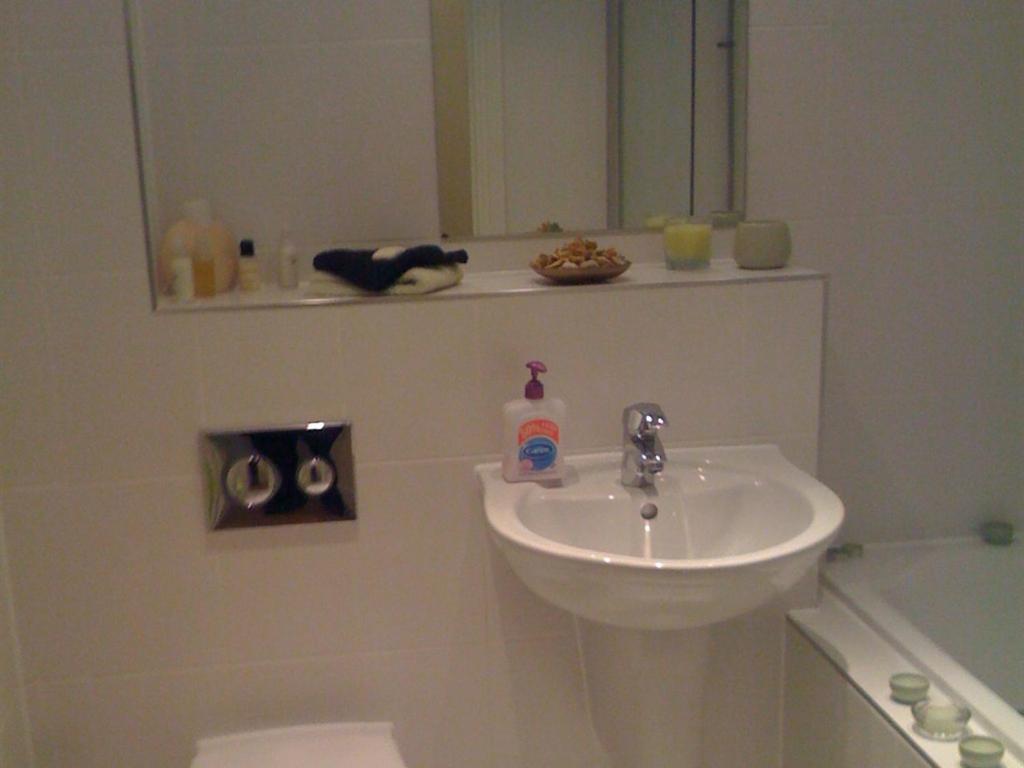 Apple House Guesthouse Heathrow Airport Hillingdon Exterior foto